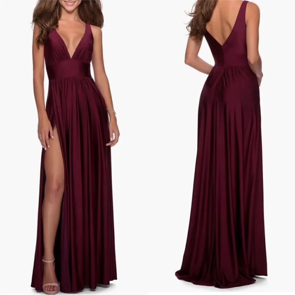 La Femme NWT Plunge Neck A-Line Gown in Dark
Berry Size 4